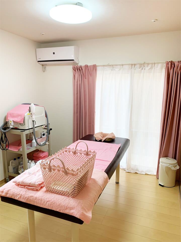 ピンクを基調にした可愛く清潔感のある個室となっております。
